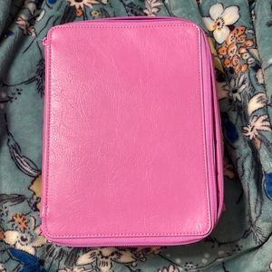 Beis Berry cosmetic case